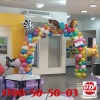 מעמד בלונים אדום לבן בשילוב כתר קטן 
