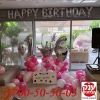 מתנה ליום הולדת 16 עיצוב בלונים בחדר עם שלט