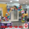 מעמד בלונים אדום לבן בשילוב כתר קטן 