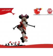 מיני מאוס מחייכת בשילוב פרחים