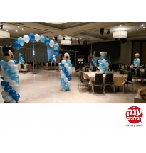 קשת כניסה לברית בשילוב בלונים לשולחנות 