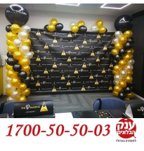 עמוד בלונים לעסק ממותג עם לוגו 