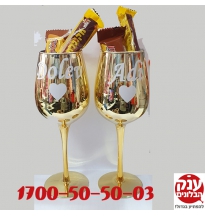 זוג כוסות שמפניה עם כיתוב אישי ושוקולד 