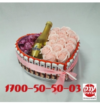 פרחים בקופסא בצורת לב עם שוקולד 
