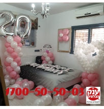 עיצוב בלונים בבית ליום הולדת 20 לב שזור מבלונים