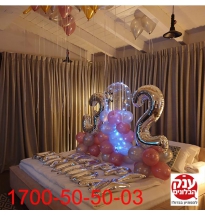 עיצוב בלונים ליום הולדת 32 עם אורות לד 
