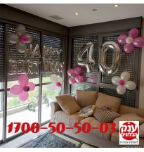 עיצוב בלונים על חלון בבית 