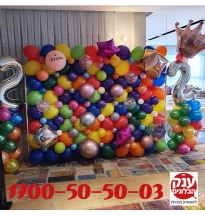 קיר סלפי בלונים מושלם ליום הולדת שנתיים