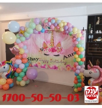עיצוב קשת בלונים אורגנית חד קרן עם שלט