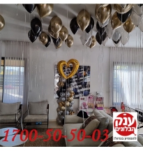 חדר בלונים מעוצב עם בלוני כרום סטנד לב